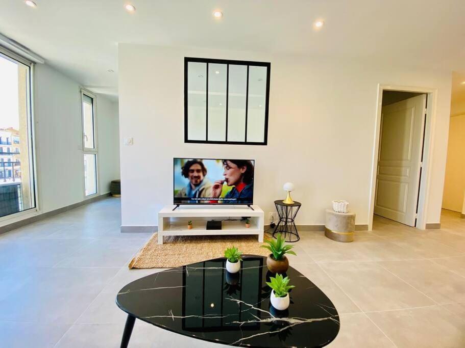 "Royal" Magnifique Appartement Avec Vue Sur Le Cadre Royal Sete Bagian luar foto