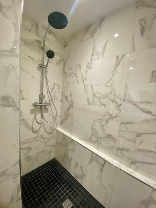 "Royal" Magnifique Appartement Avec Vue Sur Le Cadre Royal Sete Bagian luar foto